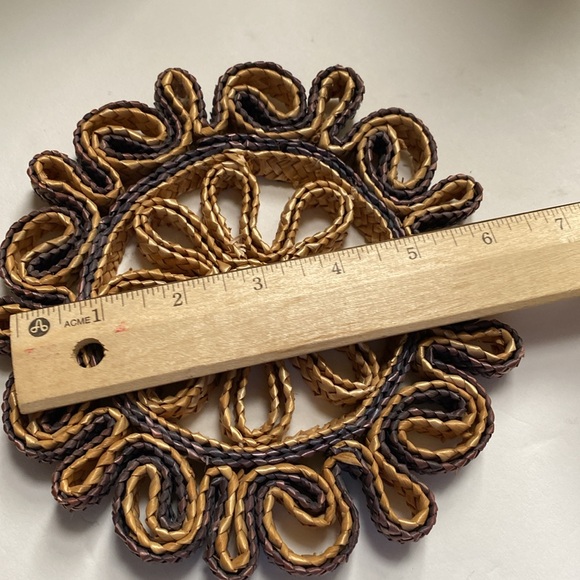 Vintage 6 inch  raffia trivet. Nice neutral colours. - Picture 3 of 7